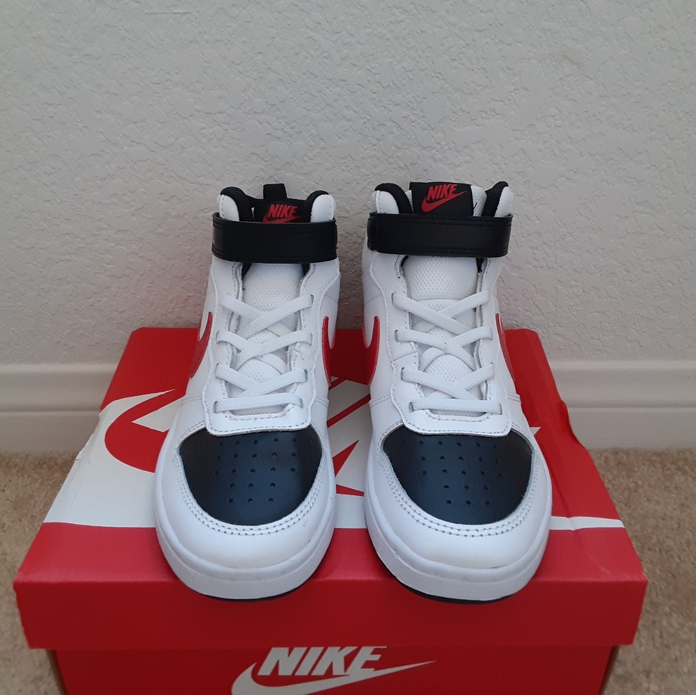 Nike - Picture 2 of 4